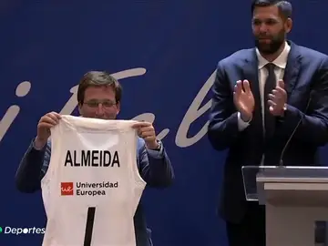 "Es la primera camiseta del Real Madrid que tengo", la anécdota del rojiblanco Martínez Almeida en la visita blanca "Es la primera camiseta del Real Madrid que tengo", la anécdota del rojiblanco Martínez Almeida en la visita blanca
