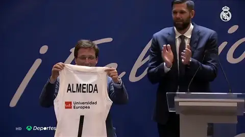 "Es la primera camiseta del Real Madrid que tengo", la anécdota del rojiblanco Martínez Almeida en la visita blanca "Es la primera camiseta del Real Madrid que tengo", la anécdota del rojiblanco Martínez Almeida en la visita blanca