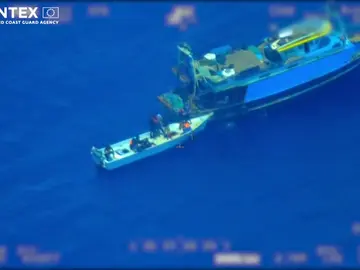 Llegan 100 inmigrantes a la isla italiana de Lampedusa después de que un pesquero los abandonara en mitad del mar Llegan 100 inmigrantes a la isla italiana de Lampedusa después de que un pesquero los abandonara en mitad del mar