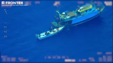 Llegan 100 inmigrantes a la isla italiana de Lampedusa después de que un pesquero los abandonara en mitad del mar Llegan 100 inmigrantes a la isla italiana de Lampedusa después de que un pesquero los abandonara en mitad del mar