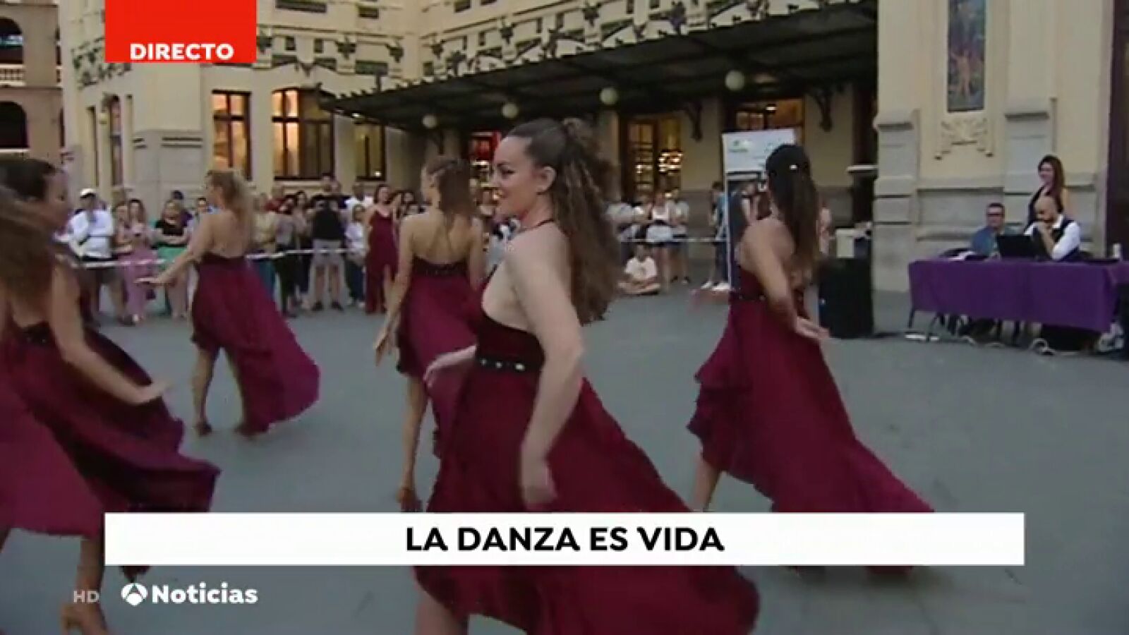 Decenas de personas convierten el exterior de la estación de tren de Valencia en una pista de baile