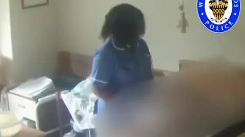 Impactantes imágenes: Graban a una cuidadora maltratando a una anciana de 101 como demencia Impactantes imágenes: Graban a una cuidadora maltratando a una anciana de 101 como demencia