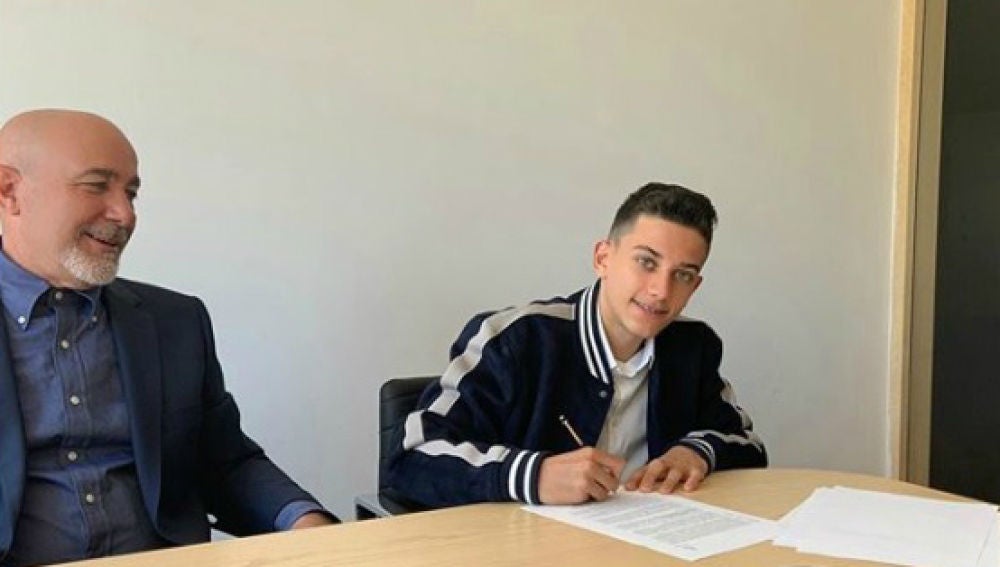 Reyes firma su contrato