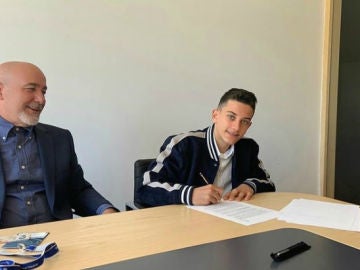 Reyes firma su contrato