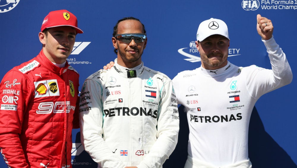 Lewis Hamilton, con Bottas y Leclerc