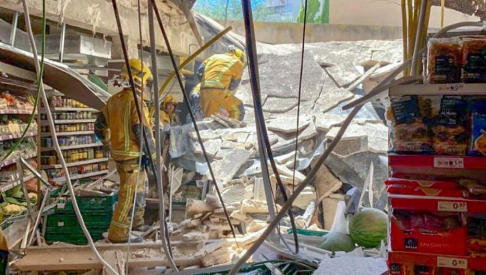 Siete heridos tras caerse el techo de un supermercado
