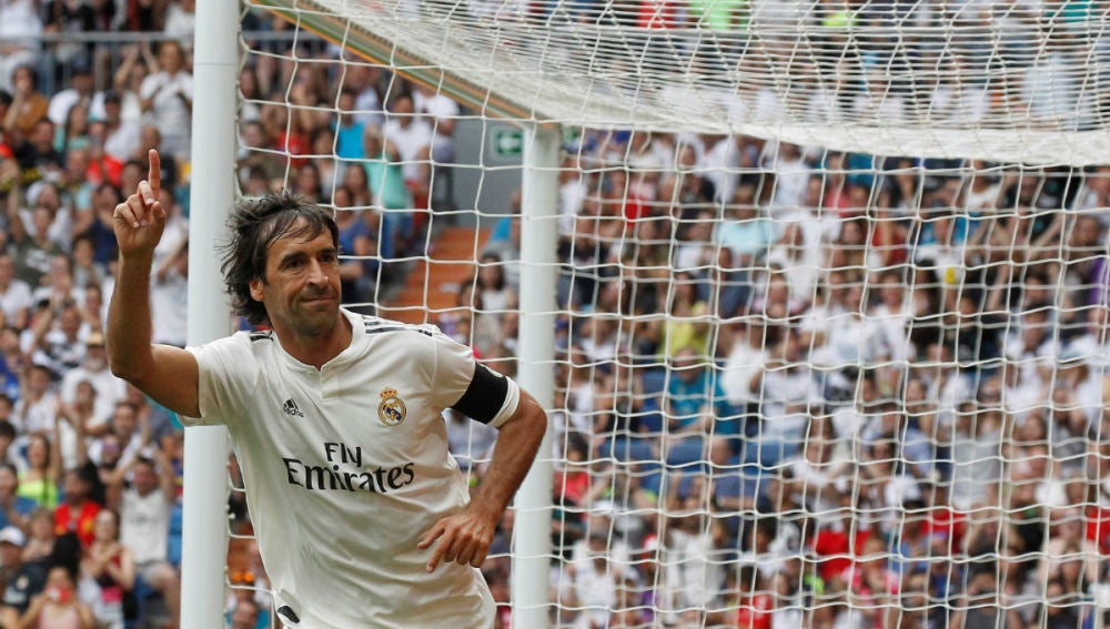 Raúl González celebra un gol