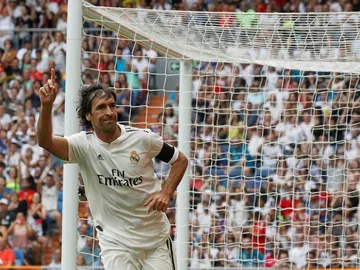 Raúl González celebra un gol Raúl González celebra un gol