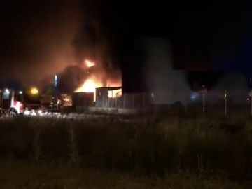  Registrado un incendio en una nave industrial en Alcalá de Henares