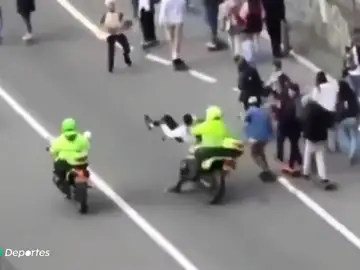 Pánico y violencia en Bogotá en el día mundial del patinete: dos policías atropellan deliberadamente a unos skaters Pánico y violencia en Bogotá en el día mundial del patinete: dos policías atropellan deliberadamente a unos skaters