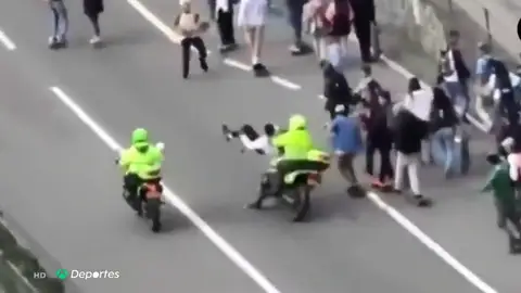 Pánico y violencia en Bogotá en el día mundial del patinete: dos policías atropellan deliberadamente a unos skaters Pánico y violencia en Bogotá en el día mundial del patinete: dos policías atropellan deliberadamente a unos skaters