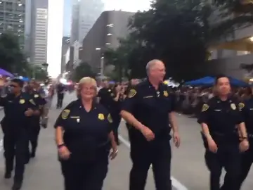 El Orgullo Gay pone a bailar a la Policía de Houston El Orgullo Gay pone a bailar a la Policía de Houston