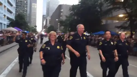 El Orgullo Gay pone a bailar a la Policía de Houston El Orgullo Gay pone a bailar a la Policía de Houston