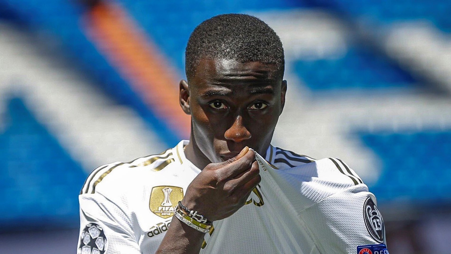 Ferland Mendy se besa el escudo del Real Madrid Ferland Mendy se besa el escudo del Real Madrid