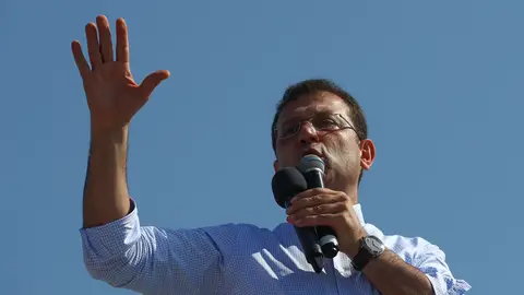 El candidato del Partido Popular Republicano CHP para el alcalde de Estambul, Ekrem Imamoglu, habla durante su campaña electoral en Estambul, Turquía. El candidato del Partido Popular Republicano CHP para el alcalde de Estambul, Ekrem Imamoglu, habla durante su campaña electoral en Estambul, Turquía.