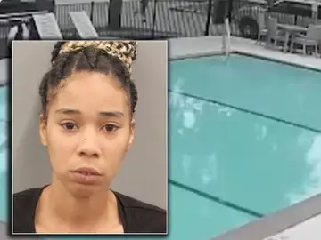 Una mujer atropella a su hijo Una mujer atropella a su hijo