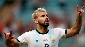 Agüero celebra un gol