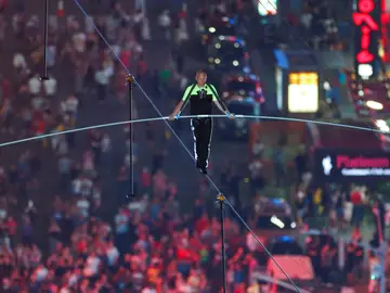 Nik Wallenda caminando a 25 pisos de altura Nik Wallenda caminando a 25 pisos de altura