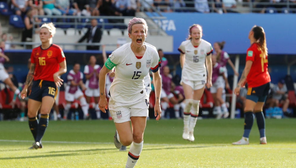 Rapinoe celebra su segundo gol de penalti contra España