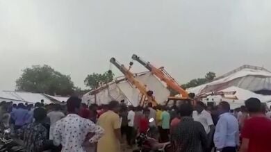 Al menos 14 muertos al hundirse una carpa por una tormenta de arena en la India