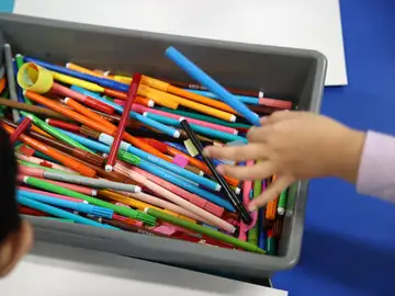 Niños pintando en un colegio Niños pintando en un colegio