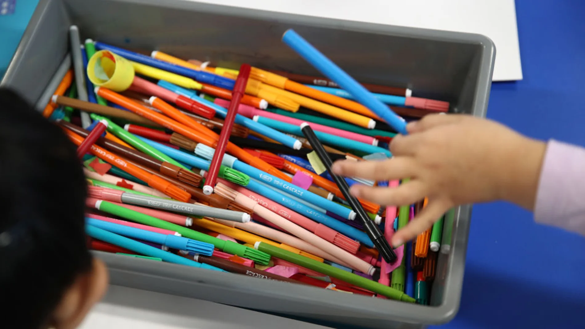Niños pintando en un colegio Niños pintando en un colegio
