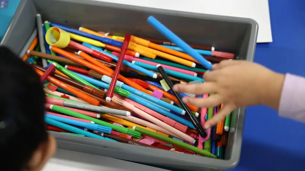 Ni&ntilde;os pintando en un colegio