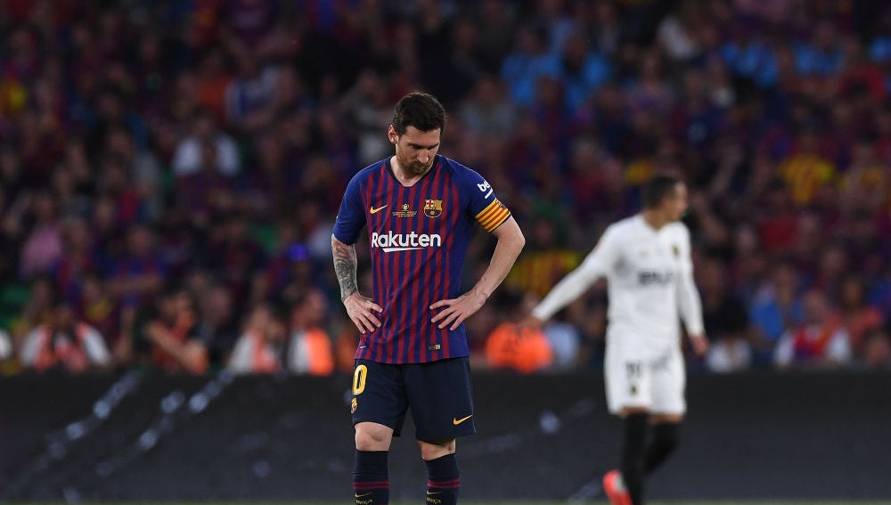 Leo Messi mira al suelo durante la final de Copa del Rey