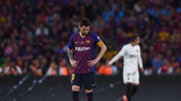 Leo Messi mira al suelo durante la final de Copa del Rey
