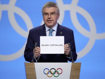 Thomas Bach muestra la papeleta de Milán