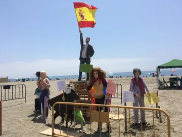 Quema de un muñeco de Santiago Abascal en una playa de Estepona Quema de un muñeco de Santiago Abascal en una playa de Estepona