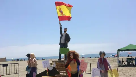 Quema de un muñeco de Santiago Abascal en una playa de Estepona Quema de un muñeco de Santiago Abascal en una playa de Estepona