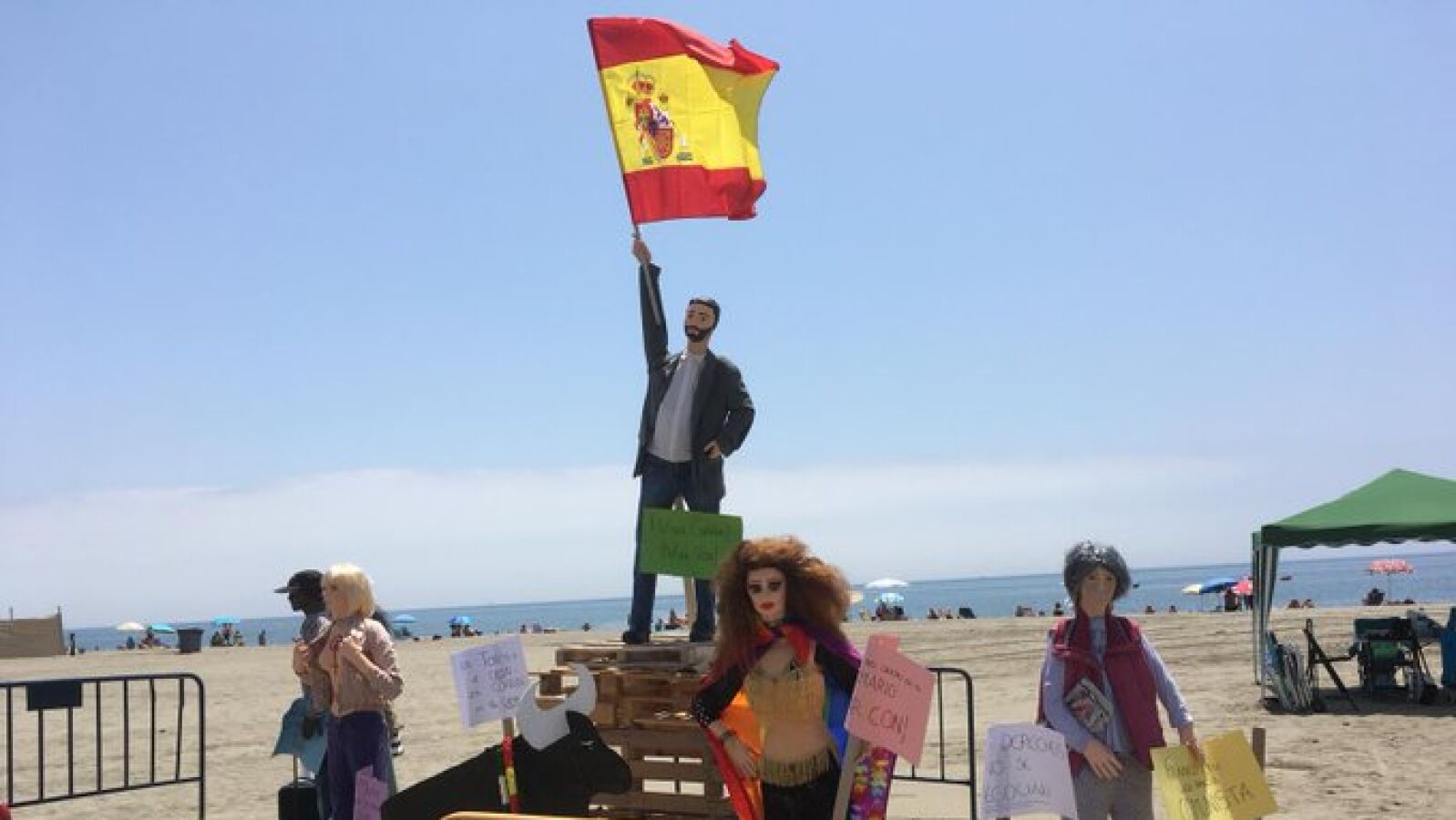 Queman fotografías del Rey y un muñeco de Santiago Abascal en las hogueras de San Juan