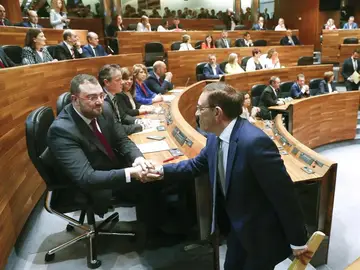 El diputado de Ciudadanos, Juan Vázquez (d), y el candidato socialista a la Presidencia del Principado, Adrián Barbón El diputado de Ciudadanos, Juan Vázquez (d), y el candidato socialista a la Presidencia del Principado, Adrián Barbón