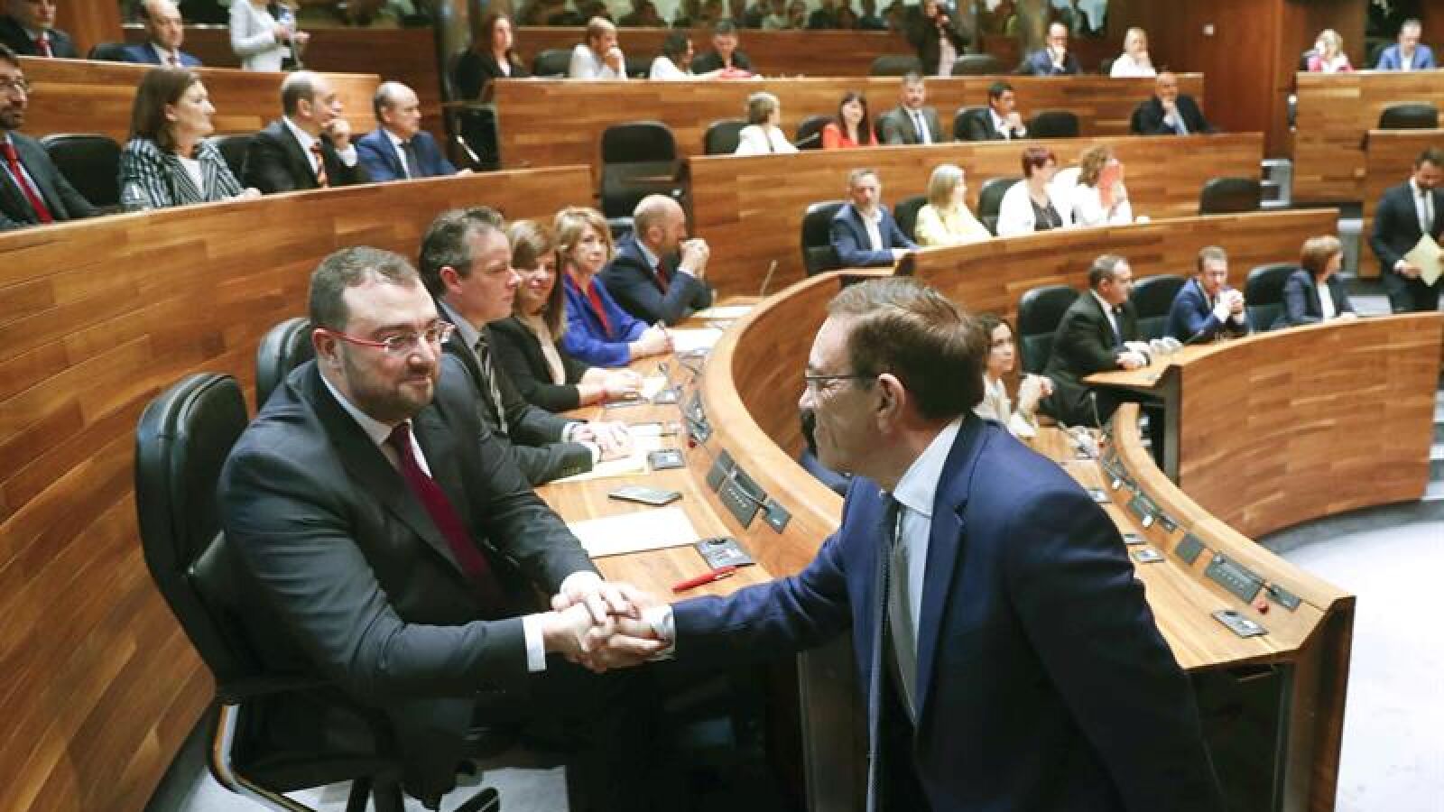 El socialista Barbón, elegido presidente de Asturias sin el apoyo de Podemos