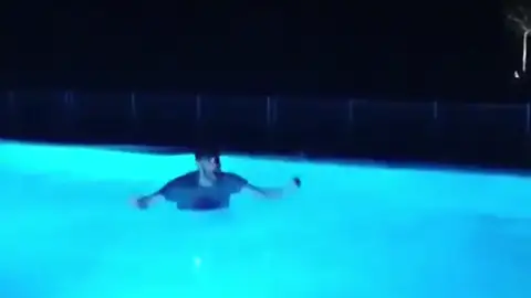 La celebración de Rudy tras el ascenso del Mallorca: ¡acabó en la piscina! La celebración de Rudy tras el ascenso del Mallorca: ¡acabó en la piscina!