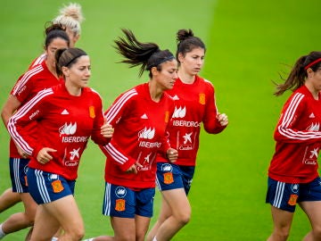 Las jugadoras de España se ejercitan en un entrenamiento de España Las jugadoras de España se ejercitan en un entrenamiento de España