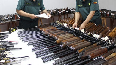 La Guardia Civil saca a subasta más de 2.800 armas desde este lunes en Ifema