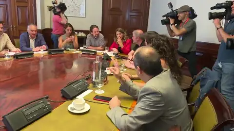 Pablo Iglesias: "Pregunten a Pedro Sánchez si está trabajándose la investidura con PP y Cs" Pablo Iglesias: "Pregunten a Pedro Sánchez si está trabajándose la investidura con PP y Cs"