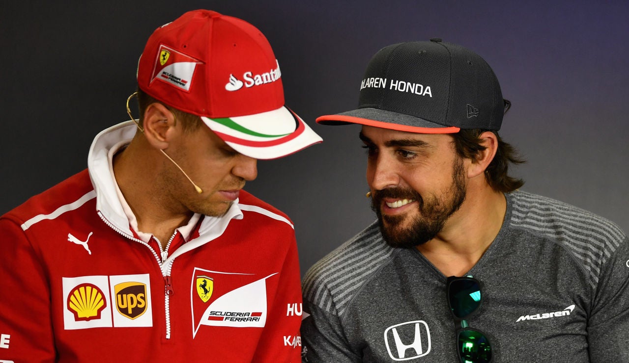 Vettel y Alonso dialogan durante una rueda de prensa Vettel y Alonso dialogan durante una rueda de prensa