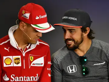 Vettel y Alonso dialogan durante una rueda de prensa Vettel y Alonso dialogan durante una rueda de prensa