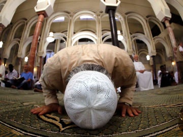 Musulmanes rezan en una mezquita