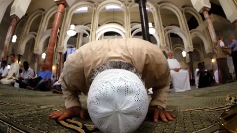 Musulmanes rezan en una mezquita Musulmanes rezan en una mezquita