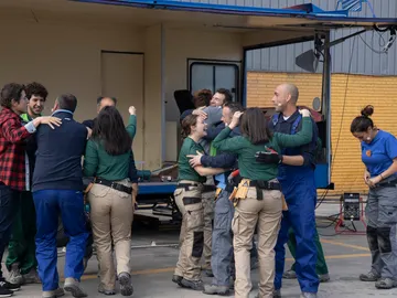 Emoción y abrazos, así ha sido el reencuentro de las Nastis y Chano y Raúl con los peones Emoción y abrazos, así ha sido el reencuentro de las Nastis y Chano y Raúl con los peones