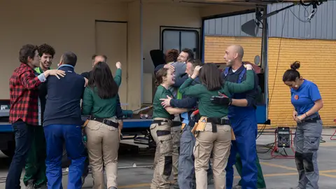 Emoción y abrazos, así ha sido el reencuentro de las Nastis y Chano y Raúl con los peones Emoción y abrazos, así ha sido el reencuentro de las Nastis y Chano y Raúl con los peones