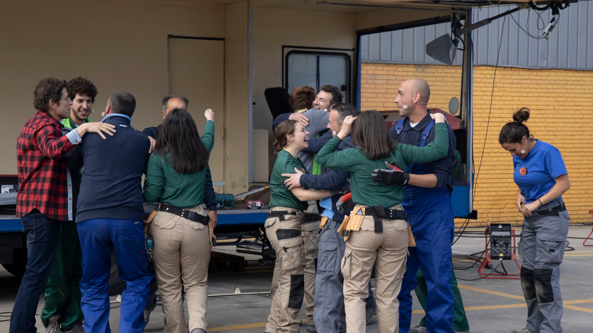 Emoción y abrazos, así ha sido el reencuentro de las Nastis y Chano y Raúl con los peones 