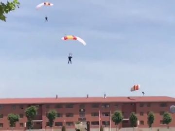 Escalofriante caída de un paracaidista durante una exhibición