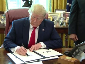 La razón por la que Trump firma con rotuladores negros los documentos institucionales