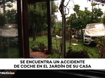 Un coche aterriza en un jardín al sufrir un accidente en A Coruña