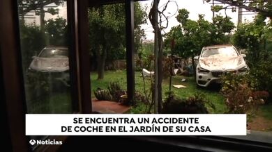 Un coche aterriza en un jardín al sufrir un accidente en A Coruña